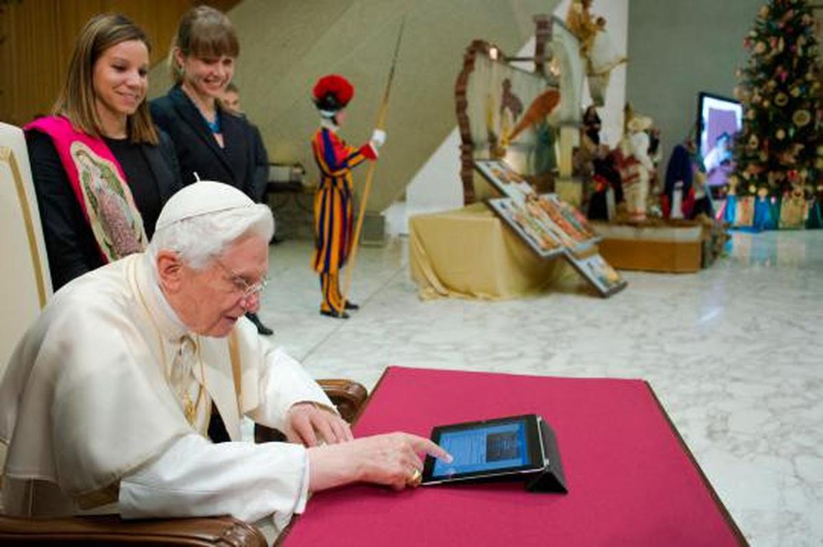Paus Benediktus XVI main iPad