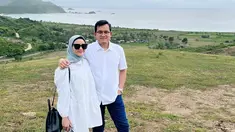 Tampil beda dalam balutan hijab, Jessica Anastasya banjir pujian dari warganet. Bintang sinetron lawas Eneng dan Kaos Kaki Ajaib ini makin anggun dan kalem saat kenakan hijab. Ini adalah postingan pertama Jessica Anastasya di feed Instagram setelah mantap kenakan hijab usai pulang jalani ibadah umrah pada Oktober 2022 lalu. (Liputan6.com/IG/@jessicaanastasya20)