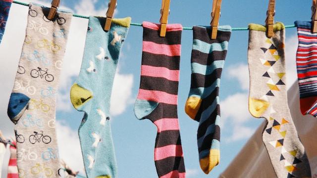 Ilustrasi mencuci kaos kaki