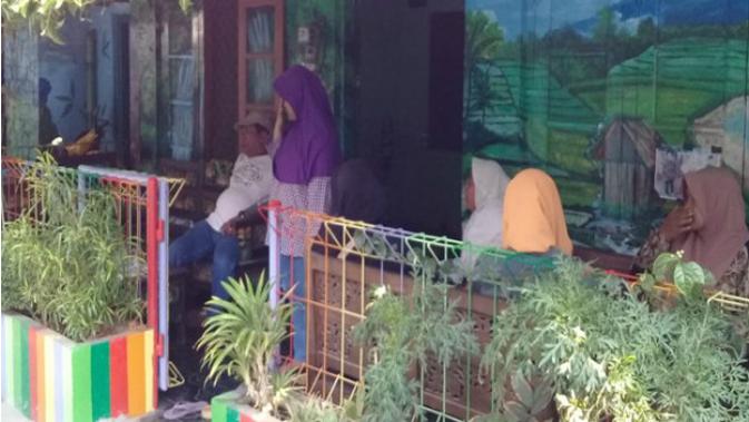 Para pelayat tampak menyambangi rumah duka korban pesawat Lion Air JT 610, Joyo Nuroso, di Kampung Batik Krajan RT 007/RW 002, Rejomulyo, Semarang Timur, Senin (29/10 - 2018). (Semarangpos.com/Imam Yuda S.)