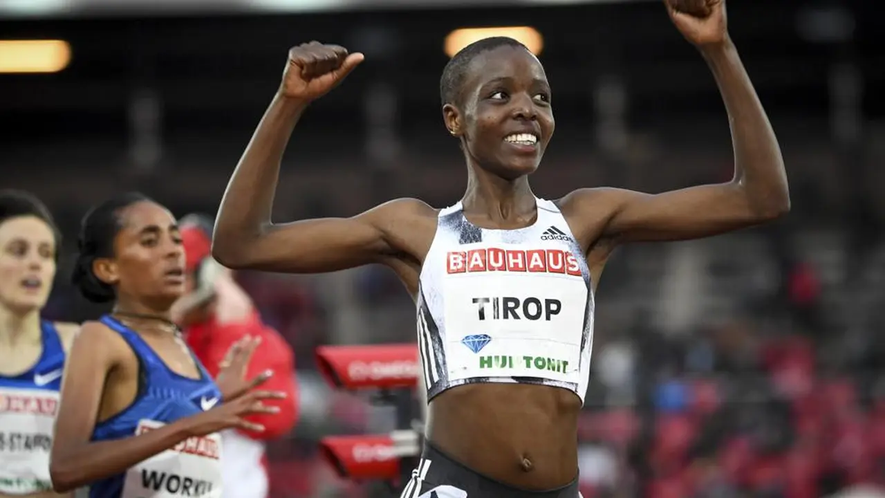 Arsip foto 30 Mei 2019 saat Agnes Tirop dari Kenya tersenyum setelah memenangkan lomba lari 1500 m putri di IAAF Diamond League. (AP)