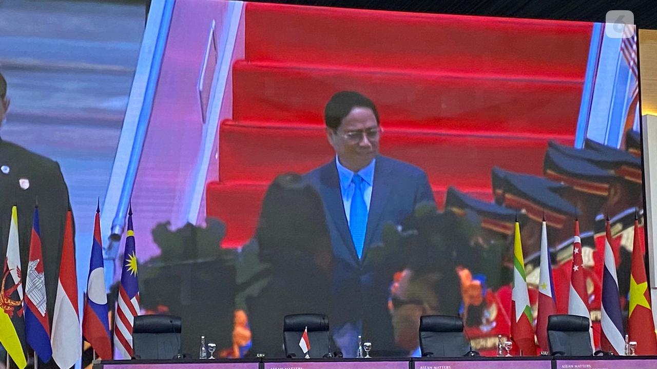 Perdana Menteri Vietnam Pham Minh Chinh tiba di Bandara Soekarno-Hatta pada Senin (4/9) sekitar pukul 10.38 WIB (Liputan6.com/Teddy Tri Setio Berty)