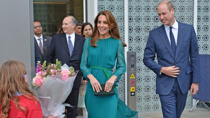 Kate Middleton dan Pangeran William saat mengunjungi Aga Khan Centre di London, Inggris. (Jeff Spicer / AFP)
