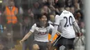 Son Heung-min merayakan golnya ke gawang  bersama Dele Alli pada laga Premier League pekan ke-33 di White Hart Lane stadium, London, Sabtu (15/4/2017). Tottenham menang 4-0. (AP/Frank Augstein)