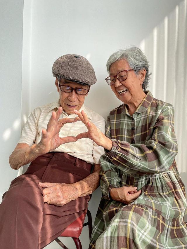 6 Potret Mesra Kakek dan Nenek yang Sudah 60 Tahun Menikah, Bukti Cinta Sejati