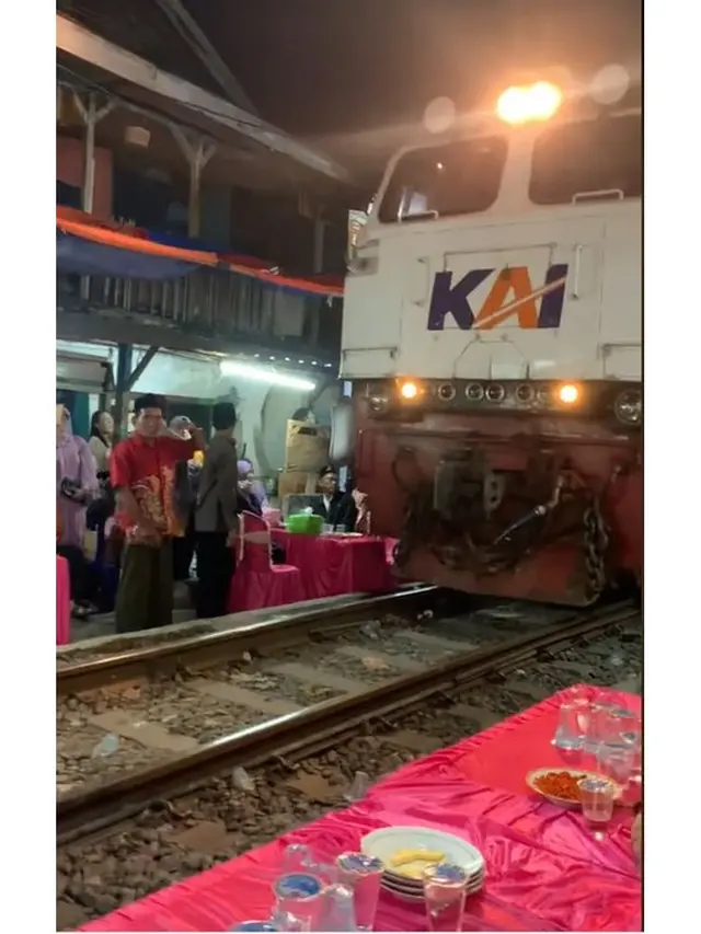Momen Suasana Kondangan di Rel Kereta Api, Warganet: Pelan-Pelan Pak Sopir