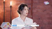 Agar perbincangan mengalir dan akrab,IU dan J-Hope berbicara mengenai minat dan kesamaan mereka. (Foto: YouTube/ 이지금 [IU Official])