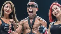 Sunoto The Terminator saat memenangkan sebuah pertandingan MMA bergengsi di atas ring One Championship. (Liputan6.com/ Ahmad Adirin)