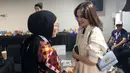 Penampilan kasual Syifa semakin memikat dengan aksesori sebagai pelengkap. Diketahui, Syifa menenteng tas branded keluaran rumah mode mewah Dior. [YouTube/Ahmad Dhani Dalam Berita].