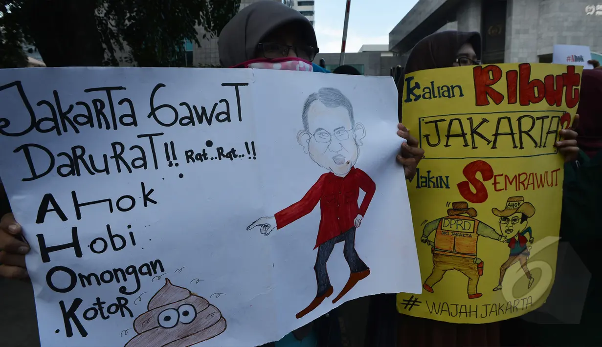 Puluhan mahasiswa dari Kesatuan Aksi Mahasiswa Muslim Indonesia melakukan aksi di belakang gedung DPRD, Jakarta, Jumat (27/3/2015). Dalam aksinya mereka meminta kepada DPRD DKI agar menuntaskan hak angket untuk melawan korupsi. (Liputan6.com/Johan Tallo)