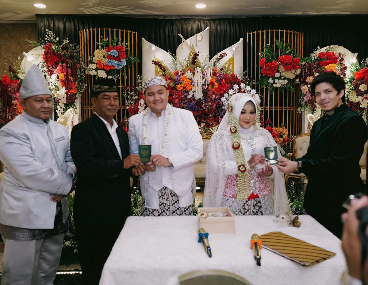 7 Potret Atta Halilintar Jadi Saksi Nikah Karyawannya, Tampil Formal - Disebut Lebih Ganteng Tanpa Kacamata Hitam