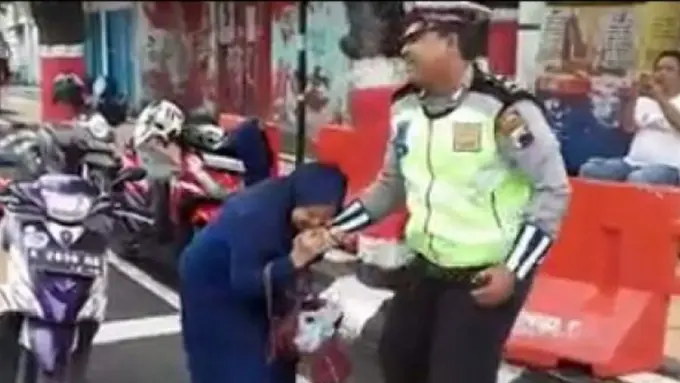 [Bintang] Editor Says: Emak-emak yang Gigit Polisi Ternyata Pernah Sakit Gangguan Jiwa