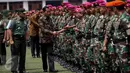 Presiden Joko Widodo memberikan selamat kepada prajurit usai upacara apel di Mabes TNI AD, Jakarta, Senin (7/11). Sebanyak 2.185 prajurit TNI AL, TNI AD dan TNI AU berkumpul mendengar langsung pengarahan dari Presiden. (Liputan6.com/Faizal Fanani)