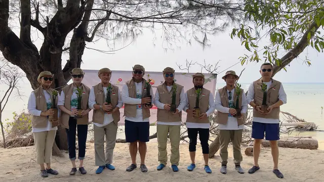 PetroChina International Jabung Ltd. (PCJL) melaksanakan program SKK Migas “One Two Trees” (one employee 2 trees) melalui donasi 5.000 bibit pohon mangrove yang ditanam di Pulau Pari, Kabupaten Kepulauan Seribu, pada Sabtu (14/10/2023). (Dok SKK Migas)
