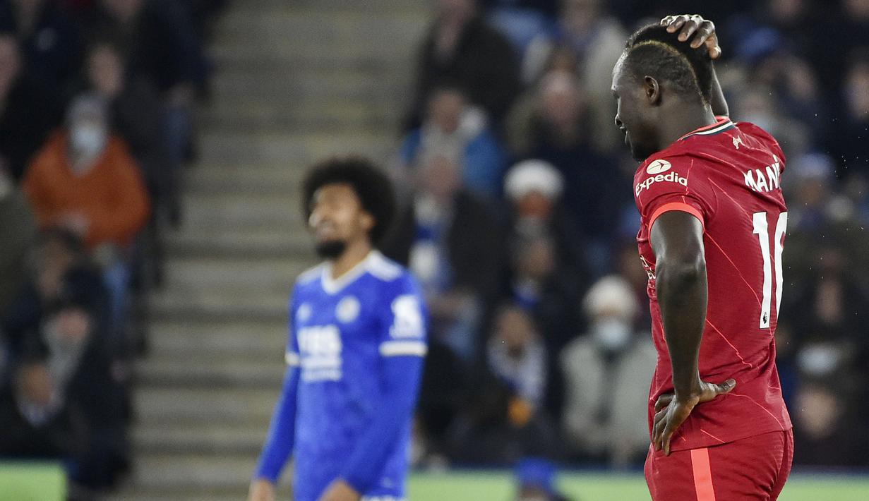 Setelah unggul, Leicester City mati-matian mempertahankan keunggulan. Mereka hanya fokus membuat benteng kukuh sehingga Sadio Mane dan kawan-kawan kesulitan menembus pertahanan dan mencetak gol ke gawang Si Rubah. (AP/Rui Vieira)