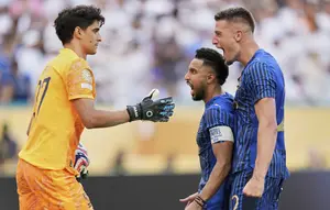 Yassine Bounou dari Al Hilal diberi selamat oleh Salem Al-Dawsari dan Sergej Milinkovic-Savic setelah berhasil menyelamatkan tendangan penalti dalam pertandingan Grup H Piala Dunia Antarklub antara Real Madrid dan Al Hilal di Miami Gardens, Florida, Rabu, 18 Juni 2025. (AP Photo/Rebecca Blackwell)