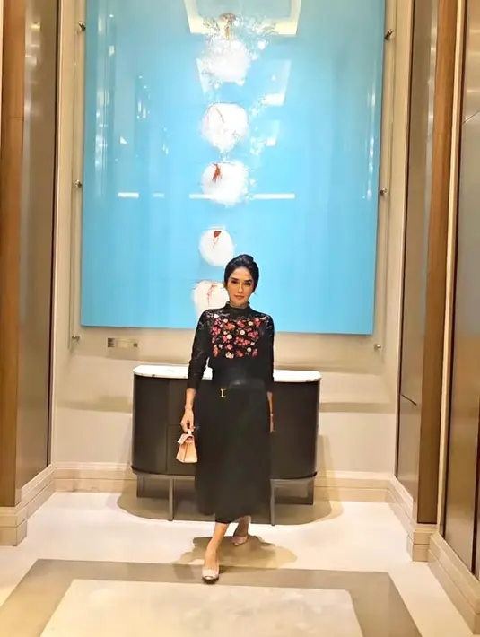 Ikut mendampingi sang putri, Ussy tak kalah menawan kenakan dress brokat hitam dengan detail bordiran bunga mawar. [Foto: IG/ussypratama].