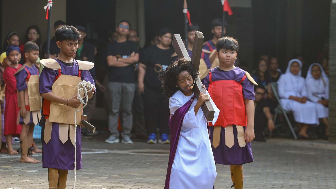 Anak-anak tampilkan drama penyaliban Yesus Kristus saat peringati Jumat Agung