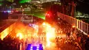 Untuk membubarkan aksi unjuk rasa, petugas kepolisian menembakan water canon. (AZWAR IPANK/AFP)