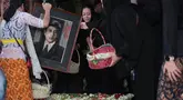 Sejumlah keluarga dan pelayat mengikuti prosesi pemakaman Guruh Soekarnoputra di TPU Karet Bivak, Jakarta Pusat, Sabtu (26/9/2026). Putra bungsu Presiden pertama RI Soekarno tersebut dimakamkan di area pemakaman keluarga, tepat di samping pusara ibundanya, Fatmawati. (KLY/Budy Santoso)