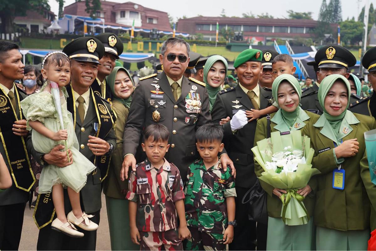 FOTO: Momen Akrab  Kasad Maruli Simanjuntak Kenakan Topi Berpuncak kepada Seorang Anak