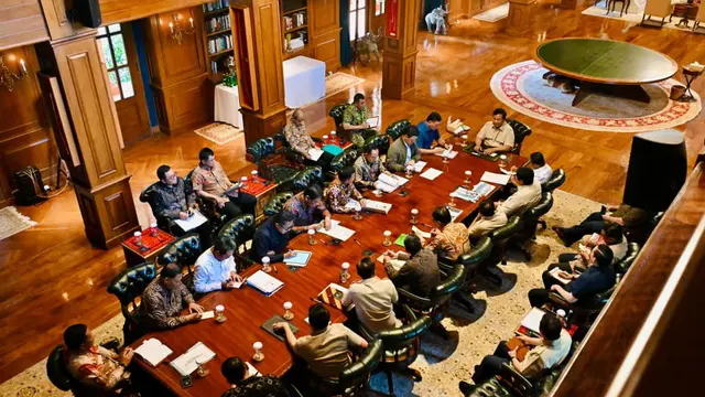 Presiden Republik Indonesia, Prabowo Subianto memanggil sejumlah Menteri Kabinet Merah Putih ke kediaman pribadinya di Hambalang, Bogor, pada Minggu, (14/12/2025).