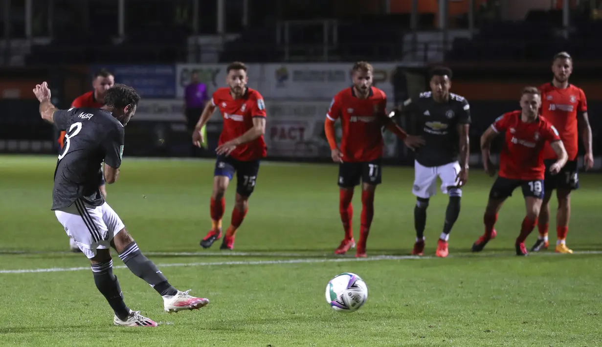 Pemin Manchester United Juan Mata mencetak gol ke gawang Luton Town melalui tendangan penalti pada pertandingan babak ketiga Piala Liga Inggris di Kenilworth Road, Luton, Inggris, Selasa (22/9/2020). Manchester United mengalahkan Luton Town 3-0. (Nick Potts/Pool via AP)