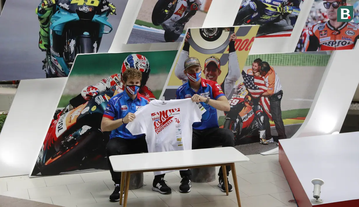Duo rider Pertamina Mandalika SAG Team, Bo Bendsneyder (kanan) dan Gabriel Rodrigo yang akan berlaga di Moto2 2022 akan bersaing dengan tim-tim ternama seperti Red Bull KTM Ajo dan dua tim milik Valentino Rossi, Yamaha VR46 Master Camp Team dan Mooney VR46 Racing Team. (Bola.com/M Iqbal Ichsan)