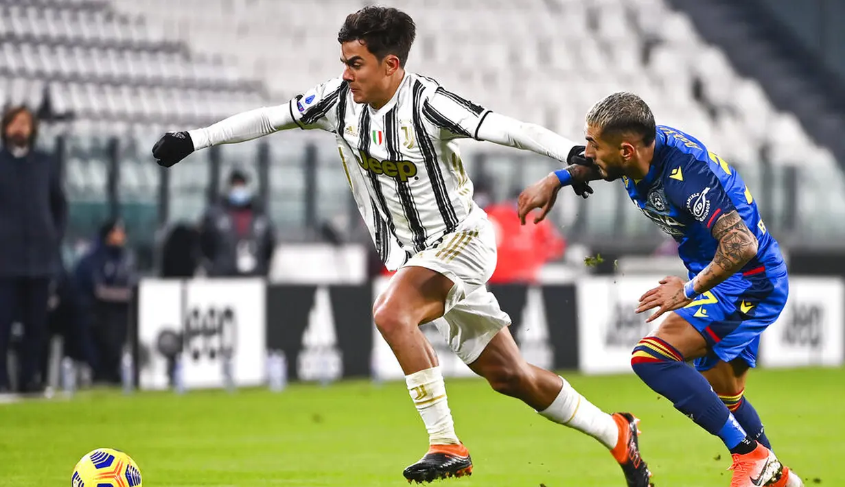 Pemain Juventus Paulo Dybala (kiri) berebut bola dengan pemain Udinese Roberto Pereyra pada pertandingan Liga Italia di Allianz Stadium, Turin, Italia, Minggu (3/1/2021). Juventus menang 4-1 dengan sumbangan dua gol dari Cristiano Ronaldo. (Marco Alpozzi/LaPresse via AP)