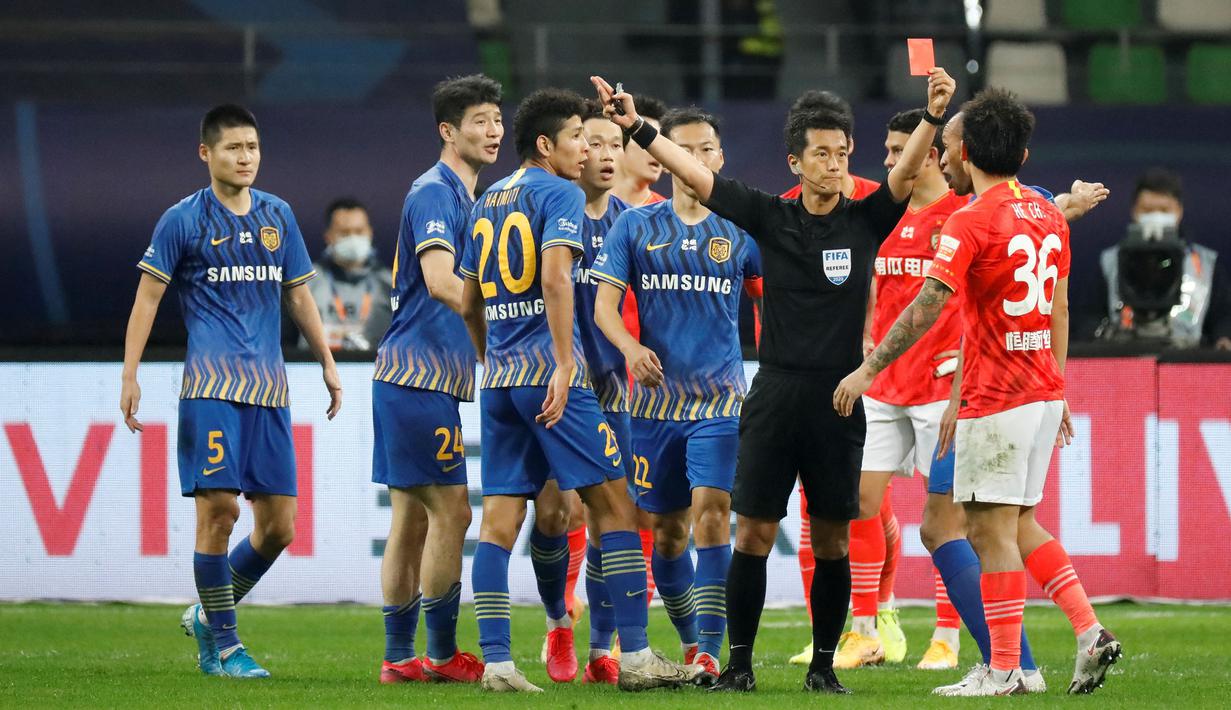Wasit asal Korea Selatan, Ko Hyung-Jin memberikan kartu merah kepada pemain Guangzhou Evergrande, He Chao (kanan) saat laga final Chinese Super League (CSL) antara Guangzhou Evergrande melawan Jiangsu Suning di Suzhou, Provinsi Jiangsu, China, 12 November 2020. Ko Hyung-jin akan bertugas  di Piala Dunia U-17 2023 Indonesia bersama dua wasit Asia lainnya yaitu Al Ali Omar dari Uni Emirat Arab dan Fu Ming dari Cina. (AFP/Stringer)