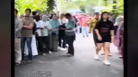 Rumah Jokowi di Solo Ramai Wisatawan di Libur Panjang Imlek 2025, Bawa Payung demi Halau Sinar Matahari