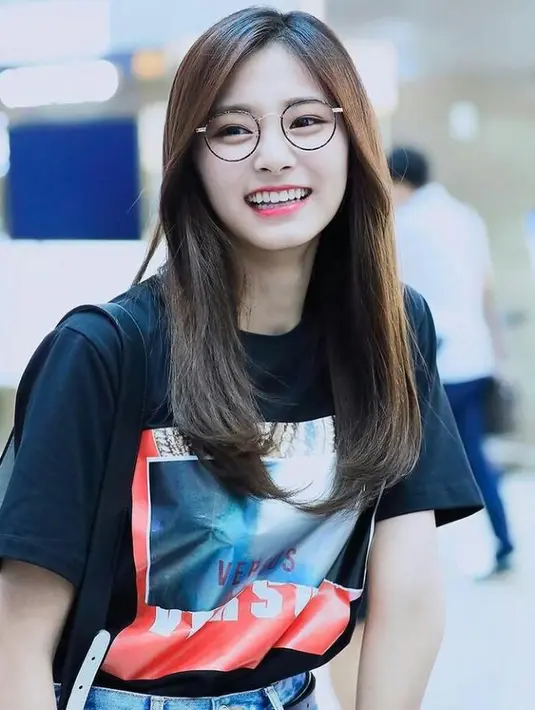 Kacamata yang dipakai Tzuyu TWICE ini memiliki model serupa dengan rounded glasses, hanya saja bentuk bulatnya tak sempurna. Kacamata ini cocok untuk penyempurna gaya pemilik wajah bulat.  (Instagram/twilighttzuyu).