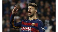 Gerard Pique bek Barcelona mencoba melakukan upaya mencetak gol dengan gerakan salto saat berhadapan 1 on 1 dengan kiper Real Sociedad, namun sayang usahanya masih gagal.