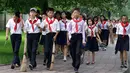 Foto pada 28 Juli 2017 terlihat para pelajar membawa sapu untuk bekerja bakti membersihkan ruang publik dalam upaya menjaga kebersihan kota di Pyongyang, Korea Utara. (AP Photo/Wong Maye-E)