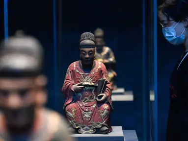 Relik patung kayu dipamerkan di sebuah museum yang dialihfungsikan dari bekas pembangkit listrik di Kota Ningbo, Provinsi Zhejiang, China, Jumat (12/6/2020). Museum ini memiliki area seluas 6.000 meter persegi. (Xinhua/Huang Zongzhi)