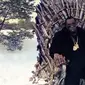 Puff Daddy beberapa kali duduk di atas kursi kebesaran Games of Thrones di videoklip I Want the Love.