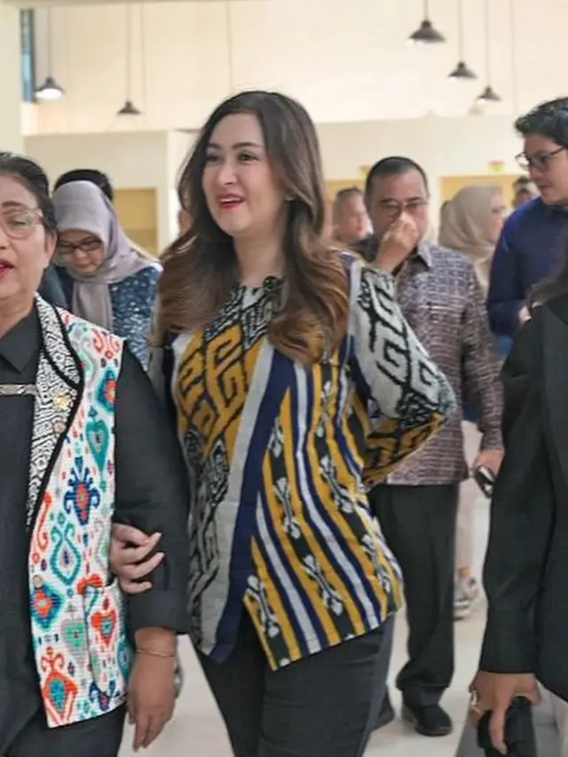 Potret Nafa Urbach dengan Batik dan Tenun saat ke Kantor