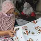 Aktivitas pembuatan batik di sentra batik Depok Tradjumas, Kamis (24/2/2022). Produksi Batik Depok kembali menggeliat setelah diberlakukannya pembelajaran tatap muka (PTM) Kota Depok di mana murid SD dan SMP menggunakan seragam batik produksi mereka. (merdeka.com/Arie Basuki)