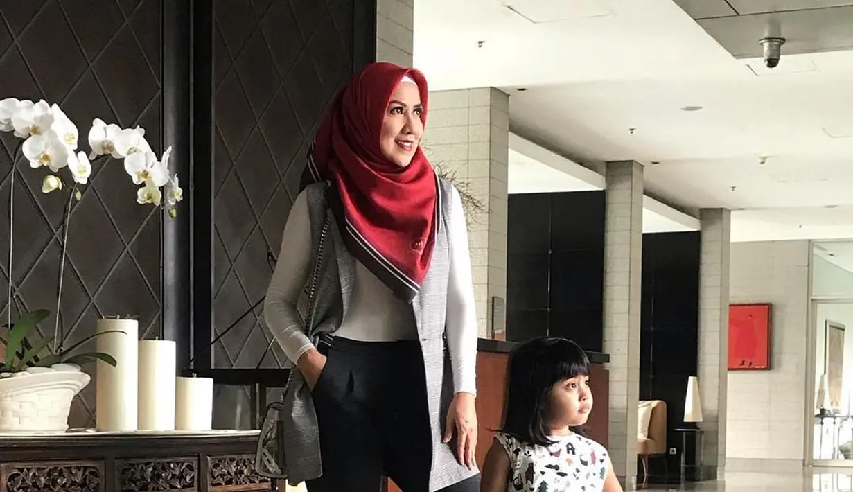 Venna Melinda mulai terlihat sering tampil dengan hijab pada awal Ramadan lalu. Ia kerap membagikan aktivitasnya di media sosial Instagram dalam balutan hijab. (Liputan6.com/IG/@vennamelindareal)