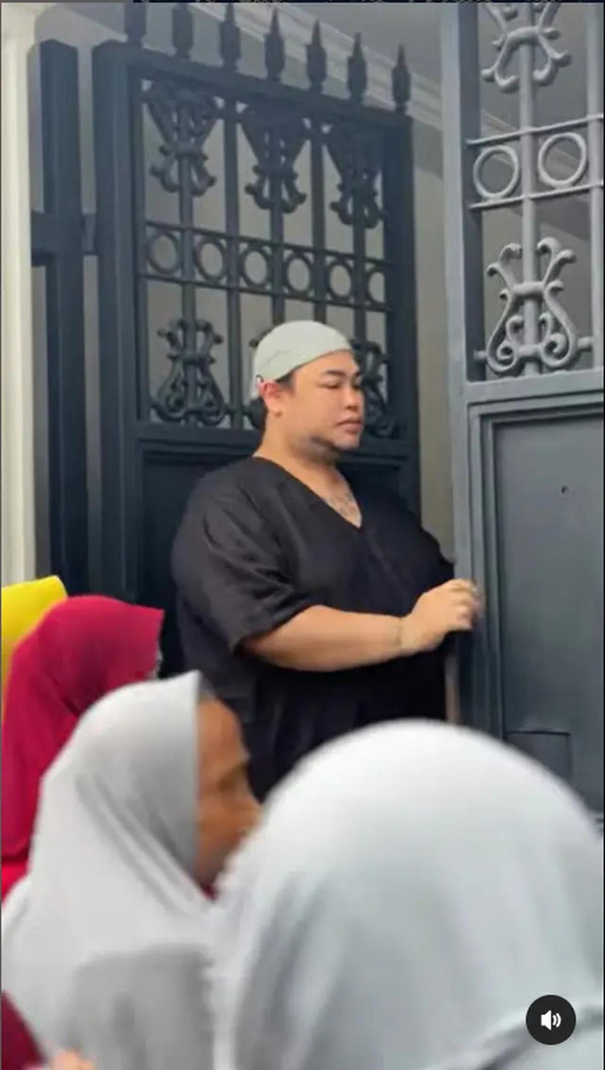 6 Potret Ivan Gunawan Bagi Sembako ke Tetangga, Indahnya Sedekah di Bulan Ramadan