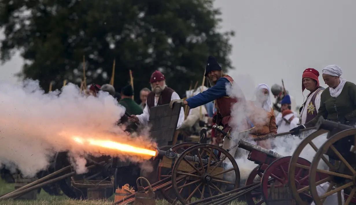 Warga menembakkan meriam untuk menciptakan suasana Pertempuran Bosworth yang terjadi pada 1485, Inggris, Minggu (23/8/2015). Henry Tudor dari Lancaster berhasil mengalahkan Raja Richard III dan mengawali kekuasaan Wangsa Tudor. (REUTERS/Neil Balai)