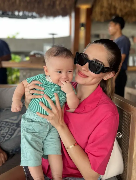 Meski telah memiliki tiga orang anak, tapi penampilan pemeran Zahira dalam sinetron Putri yang Ditukar itu kerap mencuri perhatian netizen. Banyak yang memuji penampilannya. Bahkan, ada yang menyebut menjadi lebih muda setelah melahirkan anak ketiganya. [Instagram/yaswildblood]