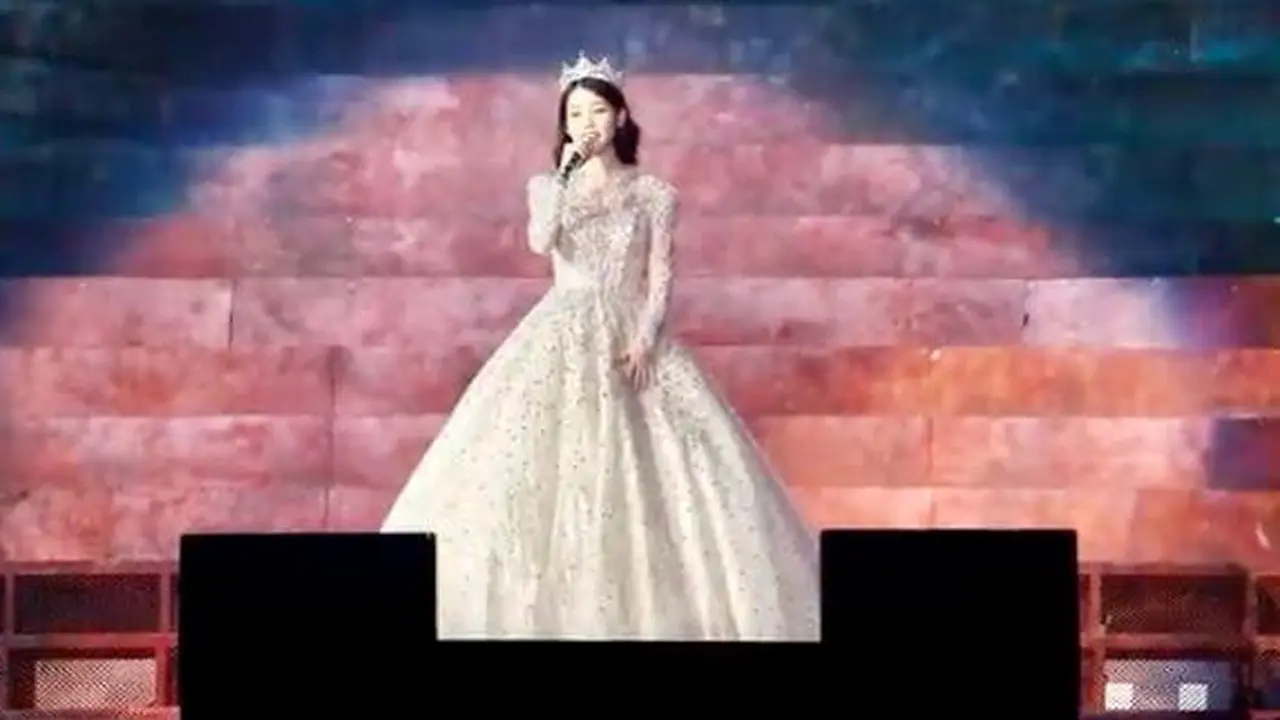 Penata Gaya IU bersembunyi di balik gaunnya saat konser Tur Dunia HEREH