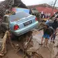 Warga menyaksikan mobil yang rusak usai banjir bandang melanda Kampung Cibuntu, Desa Pasawahan, Kecamatan Cicurug, Sukabumi, Jawa Barat, Selasa (22/9/2020). Data sementara puluhan bangunan rusak berat, 12 rumah hanyut, dan dua korban hilang masih dicari. (merdeka.com/Arie Basuki)