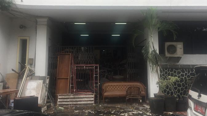 Sebagian sudut gedung KPU berantakan akibat adanya renovasi, Kamis (9/1/2020). Sejumlah pegawai pun berkantor sementara di sebuah rumah di sebelah Gedung KPU. (Radityo Priyasmoro/Liputan6.com)