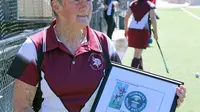 Nenek Larsen telah membela tim hokinya selama lebih dari 65 tahun di Lismore, Australia. Hingga usianya 80 tahun. (ABC)