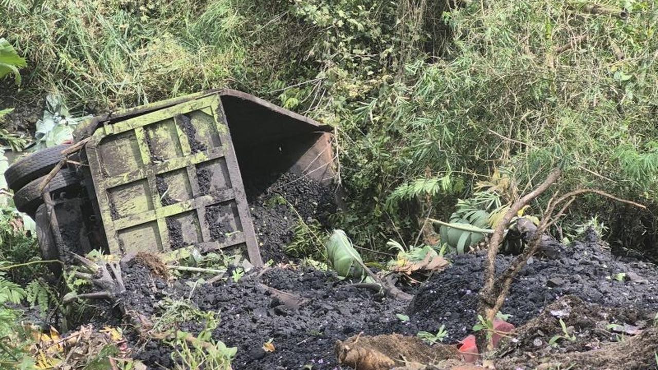 Polres Sumedang Gunakan Alat Berat Evakuasi Truk Batu Bara yang Terjun ke Jurang