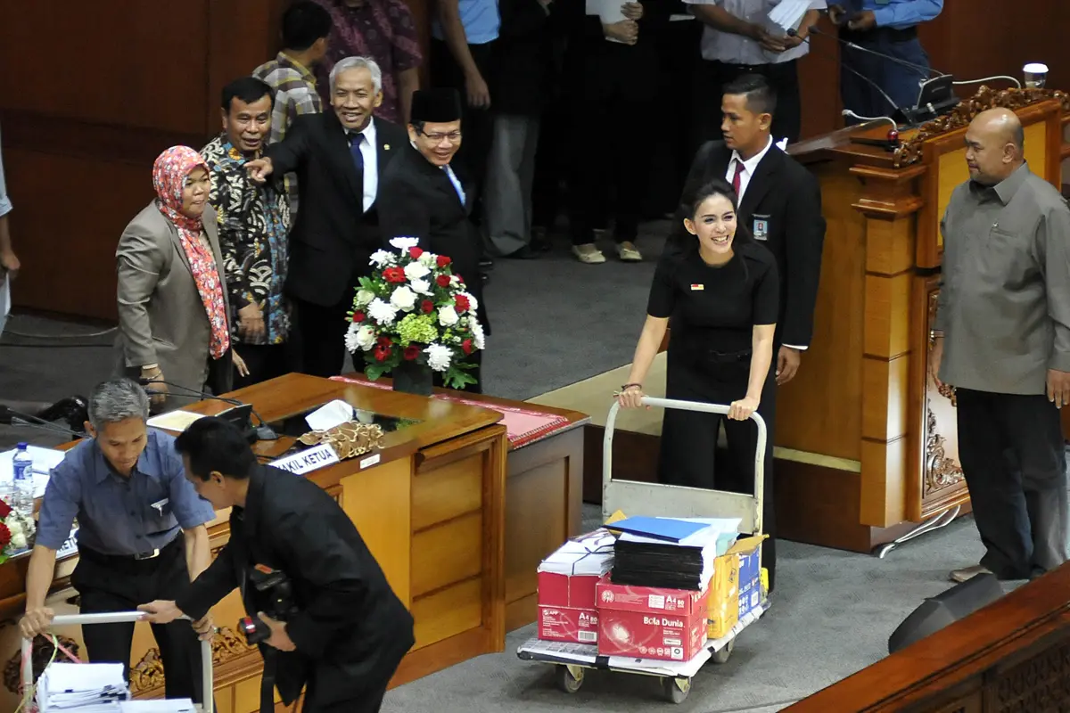 20151217- Rike Dyah Pitaloka Bawa Troli-Jakarta-Johan Tallo