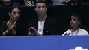 Pemain Juventus, Cristiano Ronaldo bersama sang kekasih, Georgina Rodriguez dan anaknya, Cristiano Jr menyaksikan Novak Djokovic menghadapi John Isner pada laga tenis dunia, ATP Finals 2018, di O2 Arena, London, Senin (12/11). (AP /Tim Ireland)