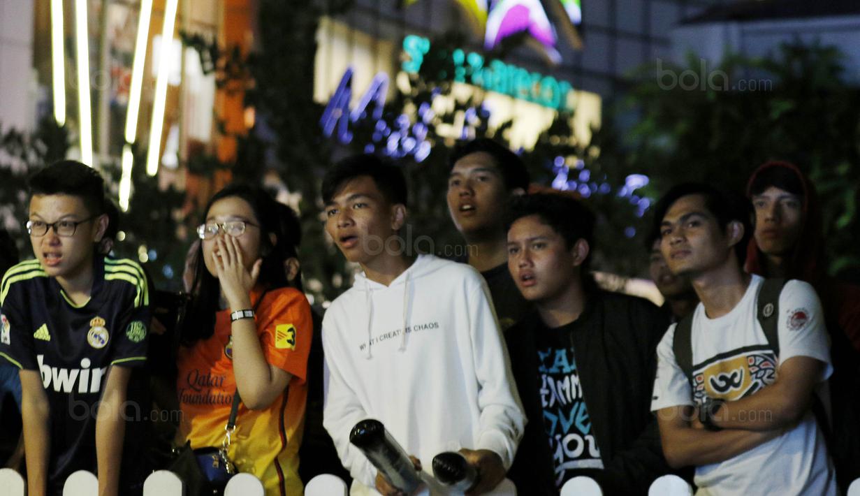Ekspresi tegang para suporter saat nobar laga El Clasico antara Barcelona melawan Real Madrid di Summarecon Mal Serpong, Sabtu (23/12/2017). Barcelona menang 3-0 atas Real Madrid. (Bola.com/M Iqbal Ichsan)